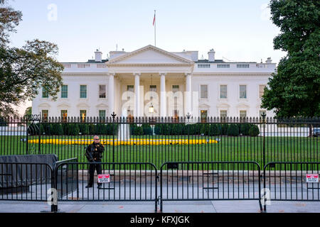 American armati agente dei servizi segreti in piedi dietro una barricata di fronte alla Casa Bianca di Washington, DC, Stati Uniti d'America, Stati Uniti d'America. Foto Stock