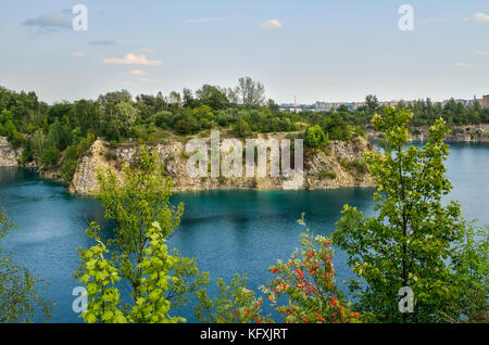 Bella cava con acqua blu. acqua serbatoio zakrzowek in Cracovia in Polonia. Foto Stock