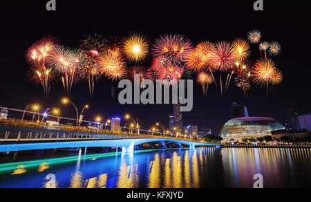 Bellissimi fuochi d' artificio oltre il ponte del giubileo, Singapore Foto Stock