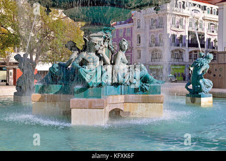 Fontana di bronzo con figure mitologiche nel centro di Lisbona Foto Stock