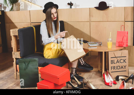 Donna con le borse della spesa e le scatole di scarpe Foto Stock
