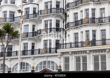 Il Palace Court, un edificio classificato Grade II in Hastings, East Sussex situato sul lungomare. Foto Stock