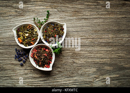 Il tè a secco raccolta di diversi tipi su sfondo di legno Foto Stock