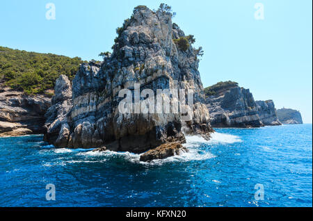 Bella rocciosa costa del mare di Isola di Palmaria vicino a Portovenere (Golfo dei Poeti, il parco nazionale delle cinque terre, la spezia, liguria, Italia) Foto Stock