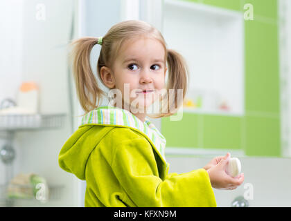 Bambino ragazza lavando le mani la protezione dagli agenti patogeni Foto Stock