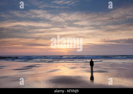 La donna a Praia da borderia spiaggia al tramonto, Carrapateira, costa vicentina, west coast, algarve, portogallo Foto Stock