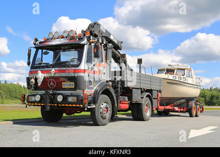 Forssa, Finlandia - Luglio 25, 2015: personalizzato mercedes-benz 1622 carrello rigida per trasporto in barca con gru mobile a forssa. Il 1622 appartiene al mb Foto Stock