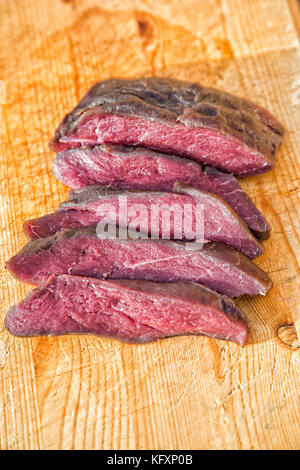 Minke carne di balena (Balaenoptera acutorostrata), la Reine, Lofoten, Norvegia Foto Stock