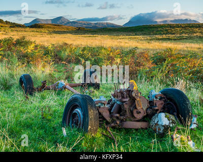 Auto rottamata sul pascolo di pecore vicino a portree, isola di Skye Parco Nazionale di Scozia, Gran Bretagna Foto Stock