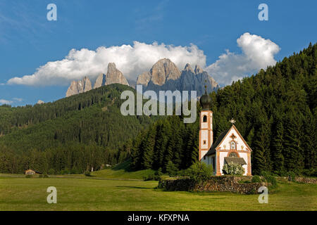 Chiesa di San Giovanni a Ranui con catena montuosa del Gruppo Odle, valle Villnöß, Alto Adige, Italia Foto Stock