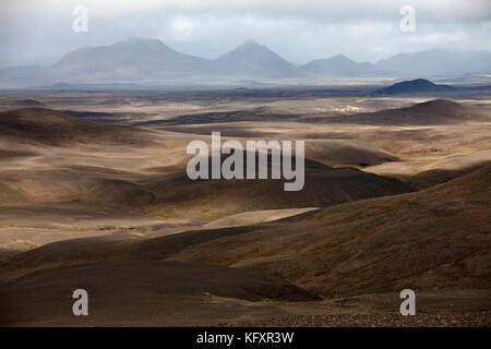 Deserto-come il paesaggio montano con luce e ombra, moedrudalsfjalsfjallgardur, highlands, isola Foto Stock