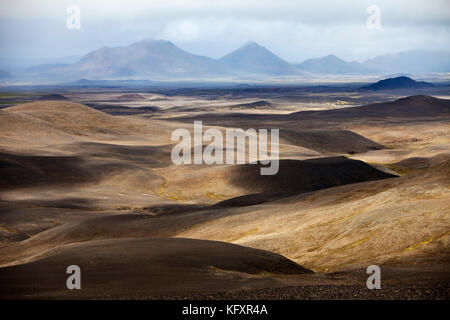 Deserto-come il paesaggio montano con luce e ombra, moedrudalsfjalsfjallgardur, highlands, isola Foto Stock