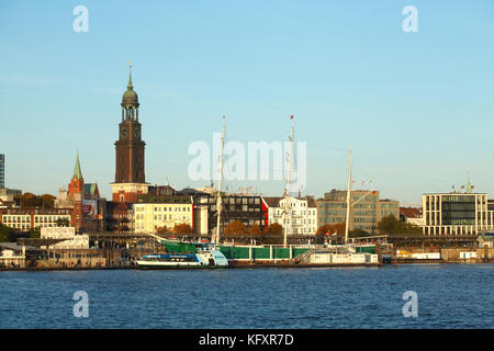 Michaeliskirche, Amburgo Michel e nave museo Rickmer Rickmers presso la St. Pauli Landungsbrücken, St. Pauli, Amburgo Foto Stock