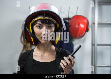 Ritratto di donna architetto azienda walkie-talkie Foto Stock