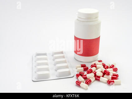 Alcune capsule di bianco e di colore rosso lungo con una barca chiusa Foto Stock