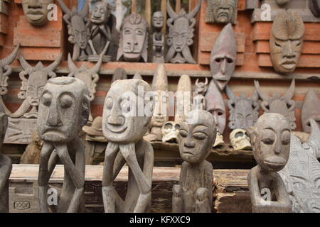 Balinesi tradizionali maschere in legno al di fuori di un negozio in Ubud, Bali - Indonesia Foto Stock