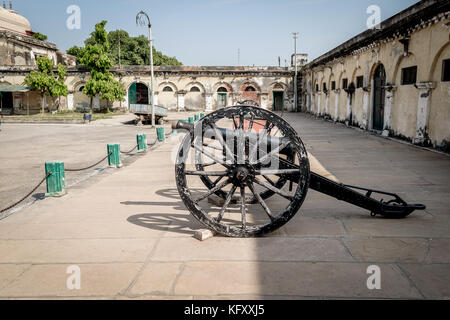 Un antico canon sul cortile a ramnagar fort, varanasi india. Foto Stock