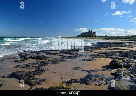 Il castello di bamburgh e northumberland coast Foto Stock