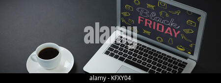 Il caffè nero, penna, organizzatore e portatile su sfondo nero contro il venerdì nero con icone sulla lavagna Foto Stock