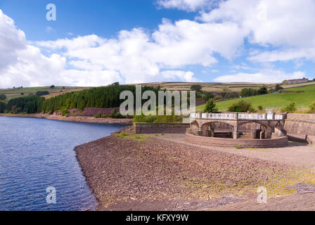 West Yorkshire, Regno Unito 31 Ago: esposta dissipatore di overflow foro accanto all'acqua su 31 Ago 2014 al serbatoio Digley, Holme Valley Foto Stock