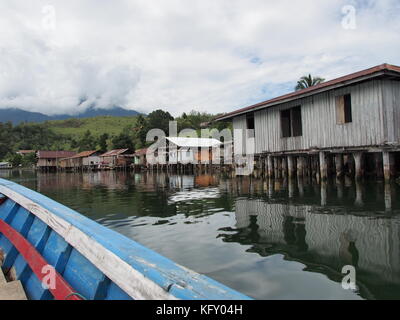 La crociera lungo palafitte sul lago sentani in Papua Foto Stock