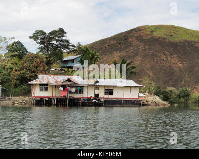 Palafitta sul lago sentani nel Papua occidentale, in Indonesia Foto Stock