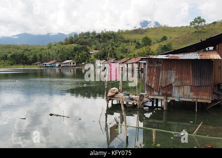 Palafitte a doyo lama nel Papua occidentale provincia dell Indonesia Foto Stock