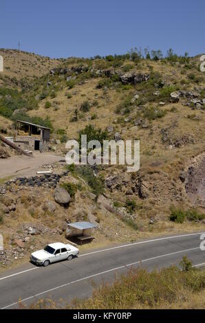 Un russo volga parcheggiato nella campagna di Yerevan, Armenia. Foto Stock