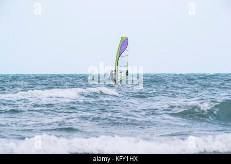 Gli appassionati di windsurf a Peschici e il Parco Nazionale del Gargano. L'Italia. Foto Stock