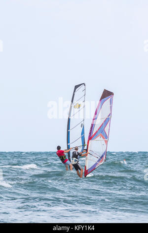 Gli appassionati di windsurf a Peschici e il Parco Nazionale del Gargano. L'Italia. Foto Stock