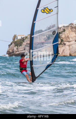 Gli appassionati di windsurf a Peschici e il Parco Nazionale del Gargano. L'Italia. Foto Stock