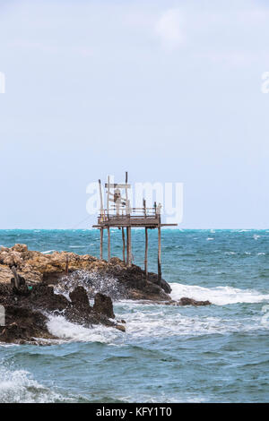 La pesca tradizionale tower, Peschici e il Parco Nazionale del Gargano. L'Italia. Foto Stock