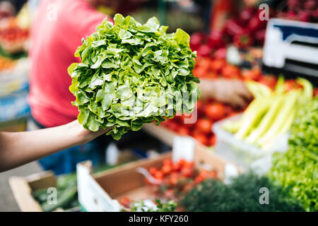 Immagine dell'insalata verde sborrata dalla donna Foto Stock