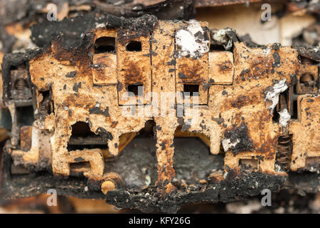 Prese elettriche fuso dopo la masterizzazione in fire - abbandonato sanatorio - stanza di ospedale Foto Stock