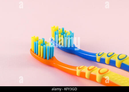 Baby spazzolini da denti sul colore di sfondo Foto Stock