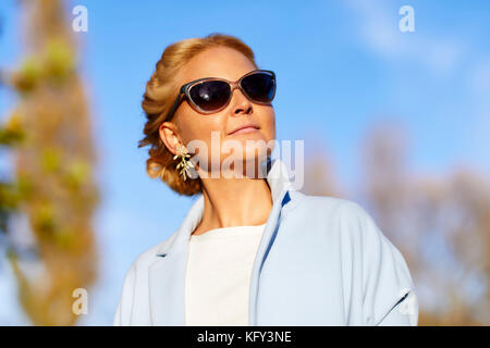 Bella donna che indossa gli occhiali da sole Foto Stock