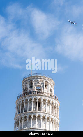 Pisa, Italia - 28 ottobre 2017: Un aereo di linea Ryanair vola sopra la torre pendente di Pisa in Italia in una splendida giornata autunnale Foto Stock