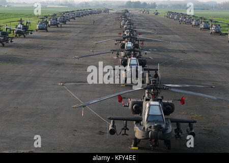 Stati Uniti Gli elicotteri dell esercito dal 1° aria brigata di cavalleria della prima divisione di cavalleria Fort Hood, Texas line la pista di Chievres Air Base Belgio Foto Stock