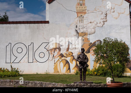 Murale su una casa in Albert raffigurante una scena di battaglia della Somme 1916 Albert Peronne Somme Hauts-de-France Francia Foto Stock