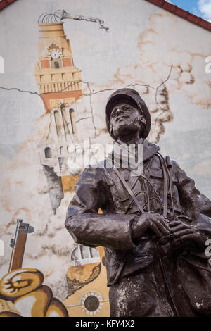 Murale su una casa in Albert raffigurante una scena di battaglia della Somme 1916 Albert Peronne Somme Hauts-de-France Francia Foto Stock