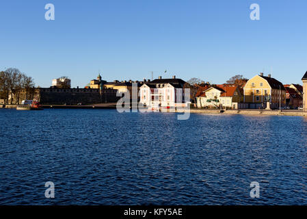 Karlskrona, Svezia - 30 ottobre 2017: ambientale documentario. Il blekinge residenza del governatore (al centro) con l'ambiente circostante come si vede da t Foto Stock