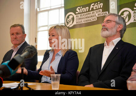 (Da sinistra) Conor Murphy di Sinn Fein, Michelle o'Neill, leader dell'Irlanda del Nord di Sinn Fein, e Gerry Adams, presidente di Sinn Fein, durante una conferenza stampa presso gli edifici del Parlamento, Belfast, Dopo che il segretario dell'Irlanda del Nord James Brokenshire ha affermato che si stanno preparando il governo britannico ad imporre un bilancio all'Irlanda del Nord entro la fine del mese. Foto Stock