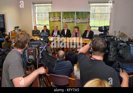 (Da sinistra) Declan Kearney di Sinn Fein, Conor Murphy, il leader dell'Irlanda del Nord di Sinn Fein Michelle o'Neill, il presidente del Sinn Fein Gerry Adams, Caral Ni Chuilin e Gerry Kelly durante una conferenza stampa presso gli edifici del Parlamento di Belfast, Dopo che il segretario dell'Irlanda del Nord James Brokenshire ha detto che sono in corso i preparativi per il governo britannico per imporre un bilancio all'Irlanda del Nord entro la fine del mese. Foto Stock