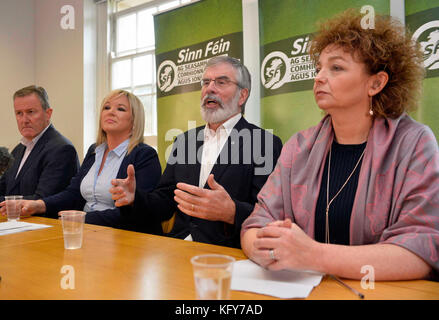 (Da sinistra) Conor Murphy di Sinn Fein, Michelle o'Neill, leader dell'Irlanda del Nord di Sinn Fein, Gerry Adams, presidente di Sinn Fein e Caral Ni Chuilin durante una conferenza stampa presso gli edifici del Parlamento, Belfast, Dopo che il segretario dell'Irlanda del Nord James Brokenshire ha affermato che si stanno preparando il governo britannico ad imporre un bilancio all'Irlanda del Nord entro la fine del mese. Foto Stock