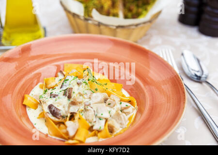 Pappardelle Pasta italiana fatta in casa con funghi in salsa cremosa Foto Stock