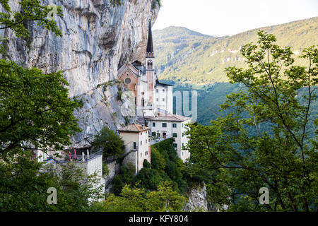 Vista del santuario della madonna della corona, un santuario mariano a Ferrara di Monte Baldo, provincia di Verona, regione Veneto, Italia Foto Stock