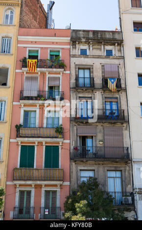 Il catalano e bandiere estelada sulla costruzione Foto Stock