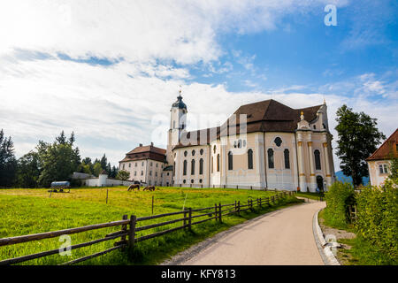 La chiesa di pellegrinaggio di Wies (Wieskirche), una chiesa ovale rococò situata ai piedi delle Alpi, Baviera, Germania. Da allora è un sito Patrimonio dell'Umanità Foto Stock