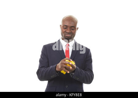Ritratto di un uomo d'affari africano stressato documento crumpling Foto Stock