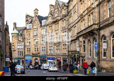 Vista lungo Cockburn Street nella città vecchia di Edimburgo, Scozia, Regno Unito Foto Stock
